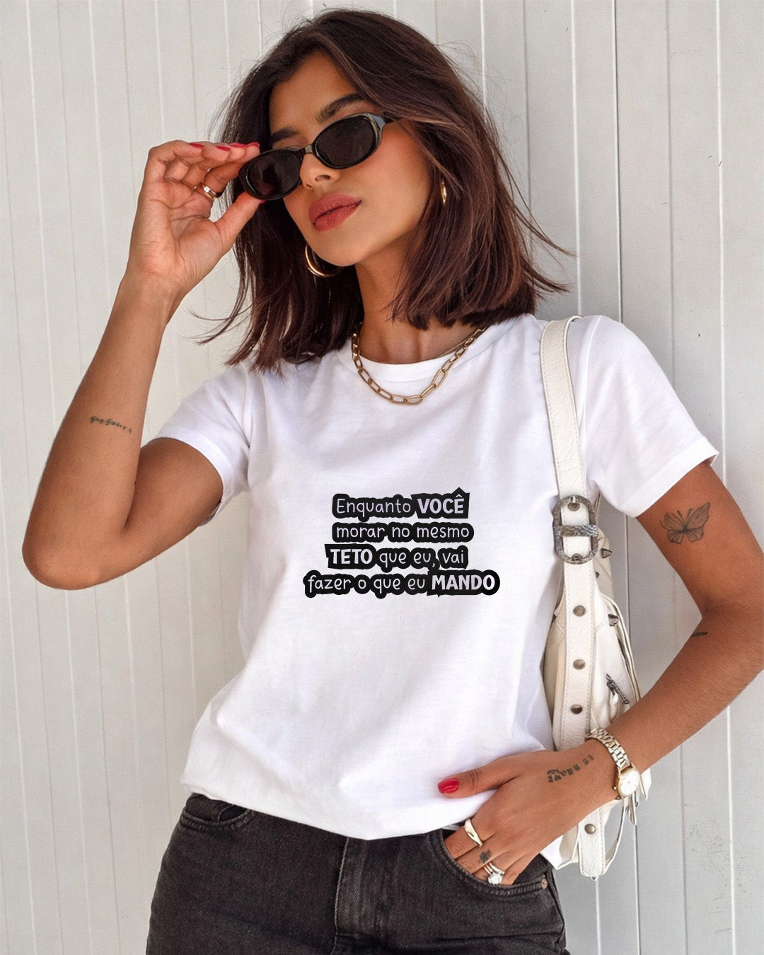 Camiseta Feminina Branca Frase Divertida de Mãe “Enquanto você morar no mesmo teto que eu, vai fazer o que eu mando” Estampa Tipográfica em Preto