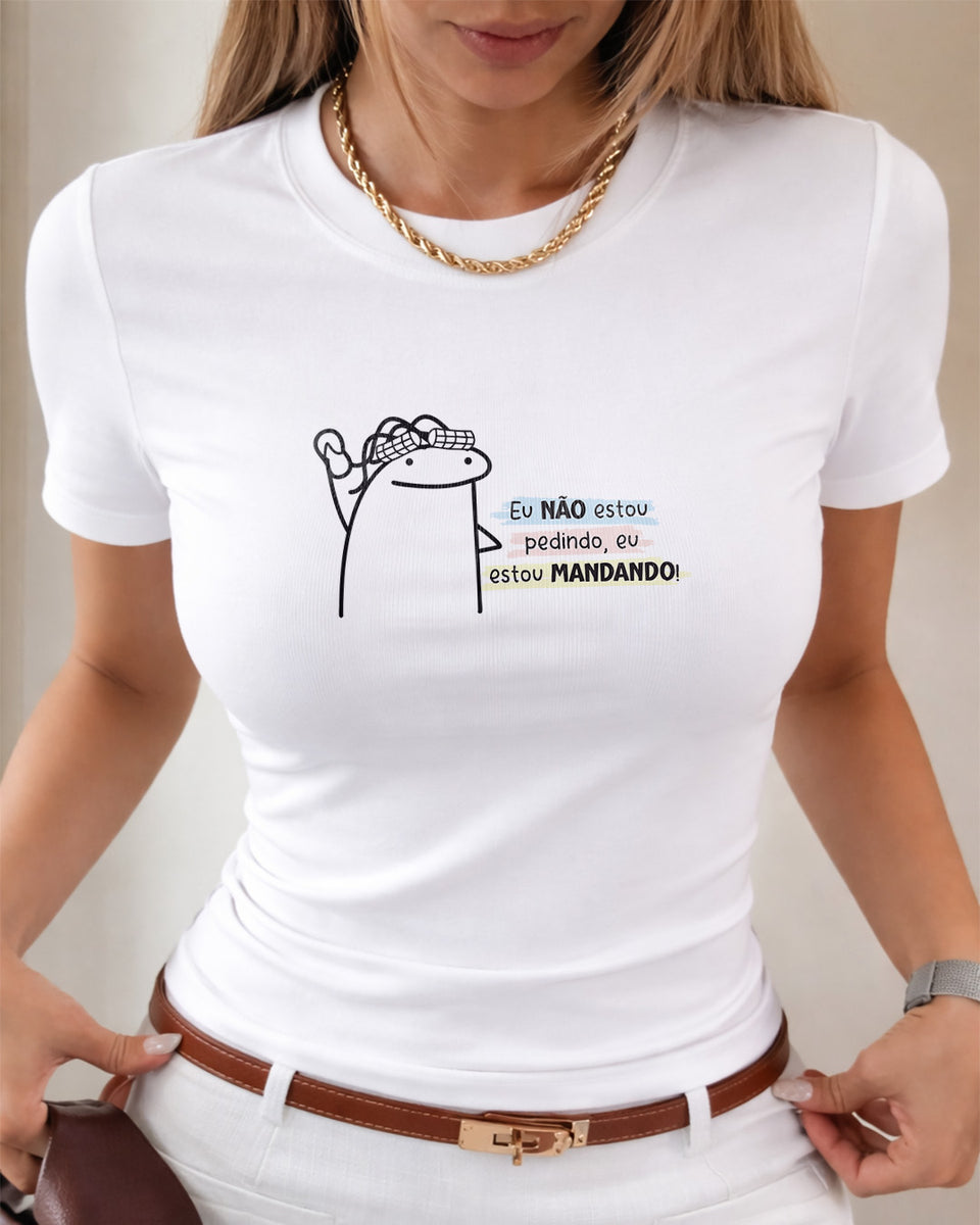 Camiseta Feminina Branca Frase Divertida de Mãe “Eu não estou pedindo, eu estou mandando!” Estampa com Ilustração Minimalista e Tipografia Moderna