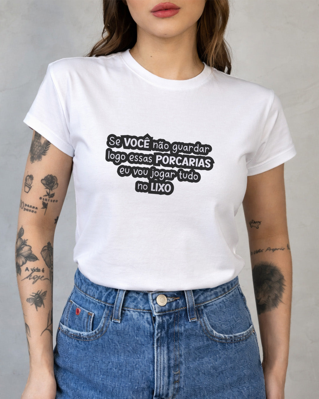 Camiseta Feminina Branca Frase Divertida de Mãe “Se você não guardar logo essas porcarias eu vou jogar tudo no lixo” Estampa Tipográfica em Preto