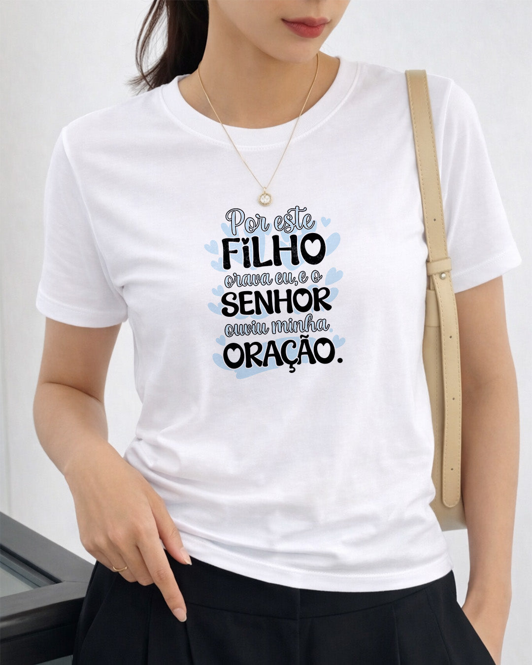 Camiseta Feminina Branca “Por este filho orava eu, e o Senhor ouviu minha oração” Estampa Religiosa com Tipografia Moderna e Detalhes em Azul