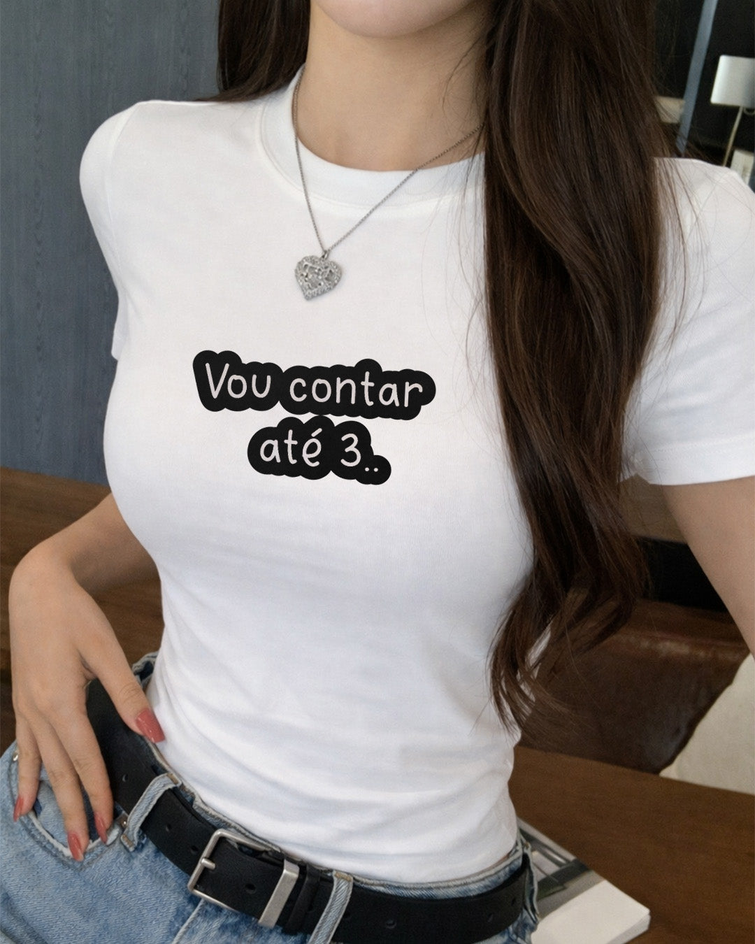 Camiseta Feminina Branca Frase Divertida de Mãe “Vou contar até 3…” Estampa Tipográfica em Preto