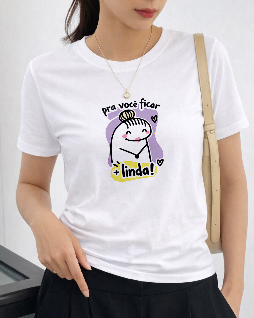 Camiseta Feminina Branca Pra Você Ficar + Linda Estampa Fofa com Ilustração Delicada