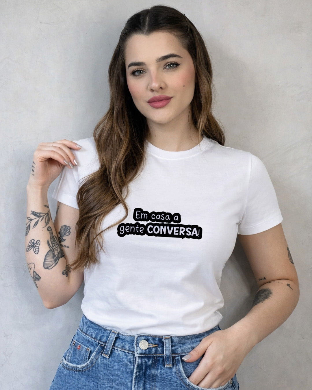 Camiseta Feminina Branca Frase Divertida de Mãe “Em casa a gente conversa!” Estampa Tipográfica Preta Casual Moderna