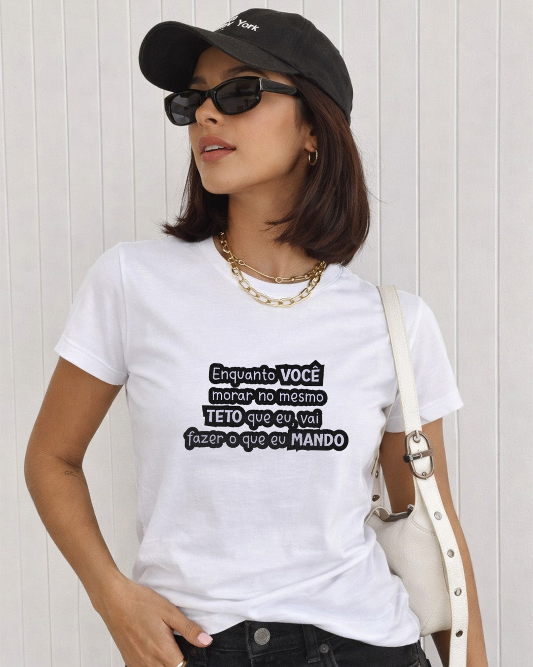Camiseta Feminina Branca Frase Divertida de Mãe “Enquanto você morar no mesmo teto que eu, vai fazer o que eu mando” Estampa Tipográfica em Preto