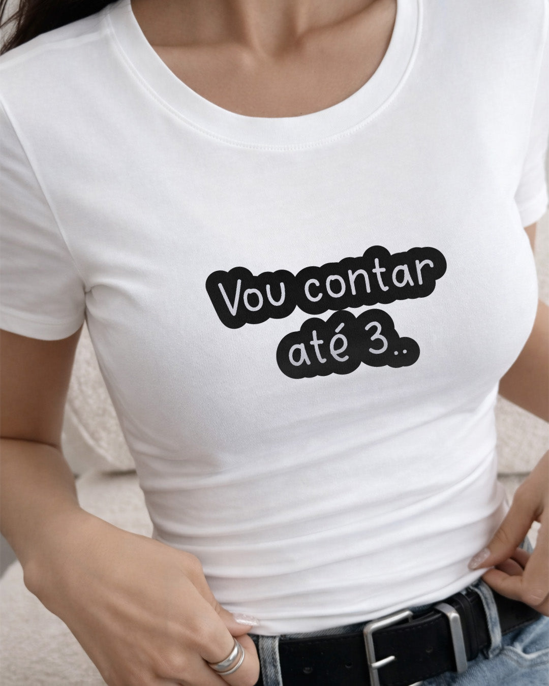 Camiseta Feminina Branca Frase Divertida de Mãe “Vou contar até 3…” Estampa Tipográfica em Preto
