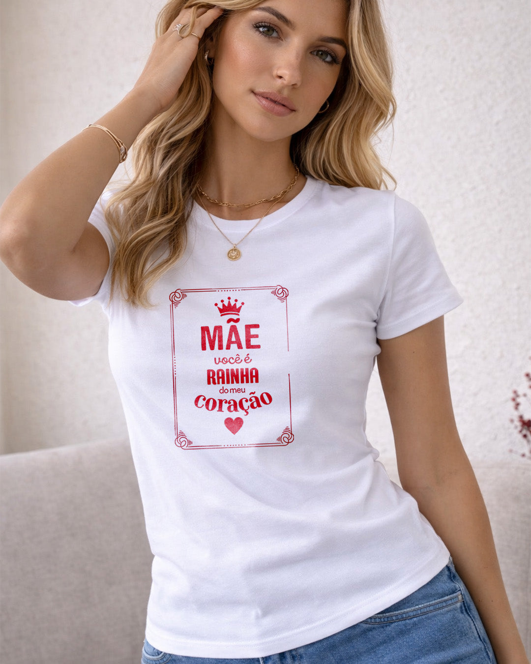 Camiseta Feminina Branca “Mãe você é Rainha do meu Coração” Estampa Delicada com Coroa e Coração em Vermelho