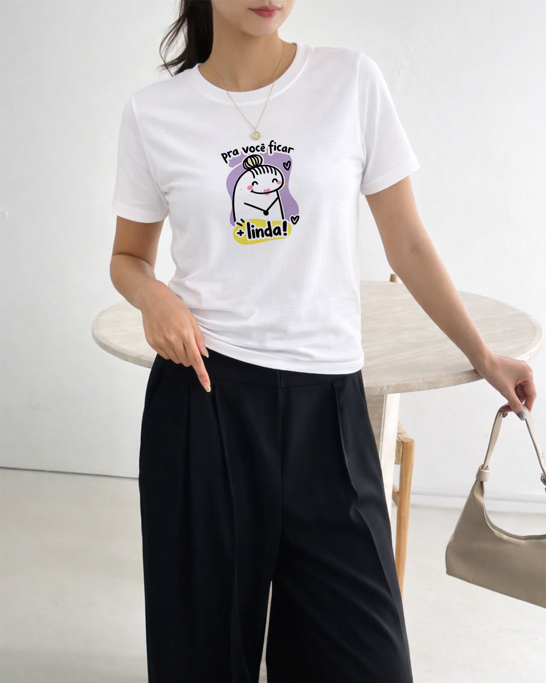 Camiseta Feminina Branca Pra Você Ficar + Linda Estampa Fofa com Ilustração Delicada