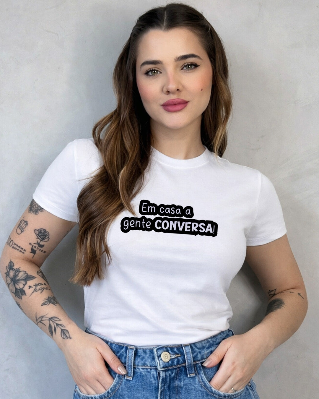 Camiseta Feminina Branca Frase Divertida de Mãe “Em casa a gente conversa!” Estampa Tipográfica Preta Casual Moderna