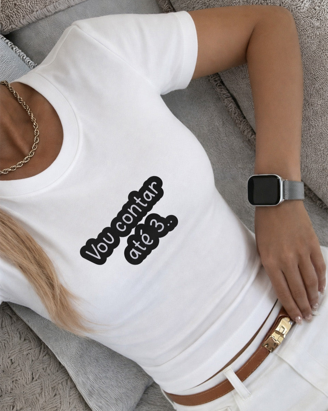 Camiseta Feminina Branca Frase Divertida de Mãe “Vou contar até 3…” Estampa Tipográfica em Preto