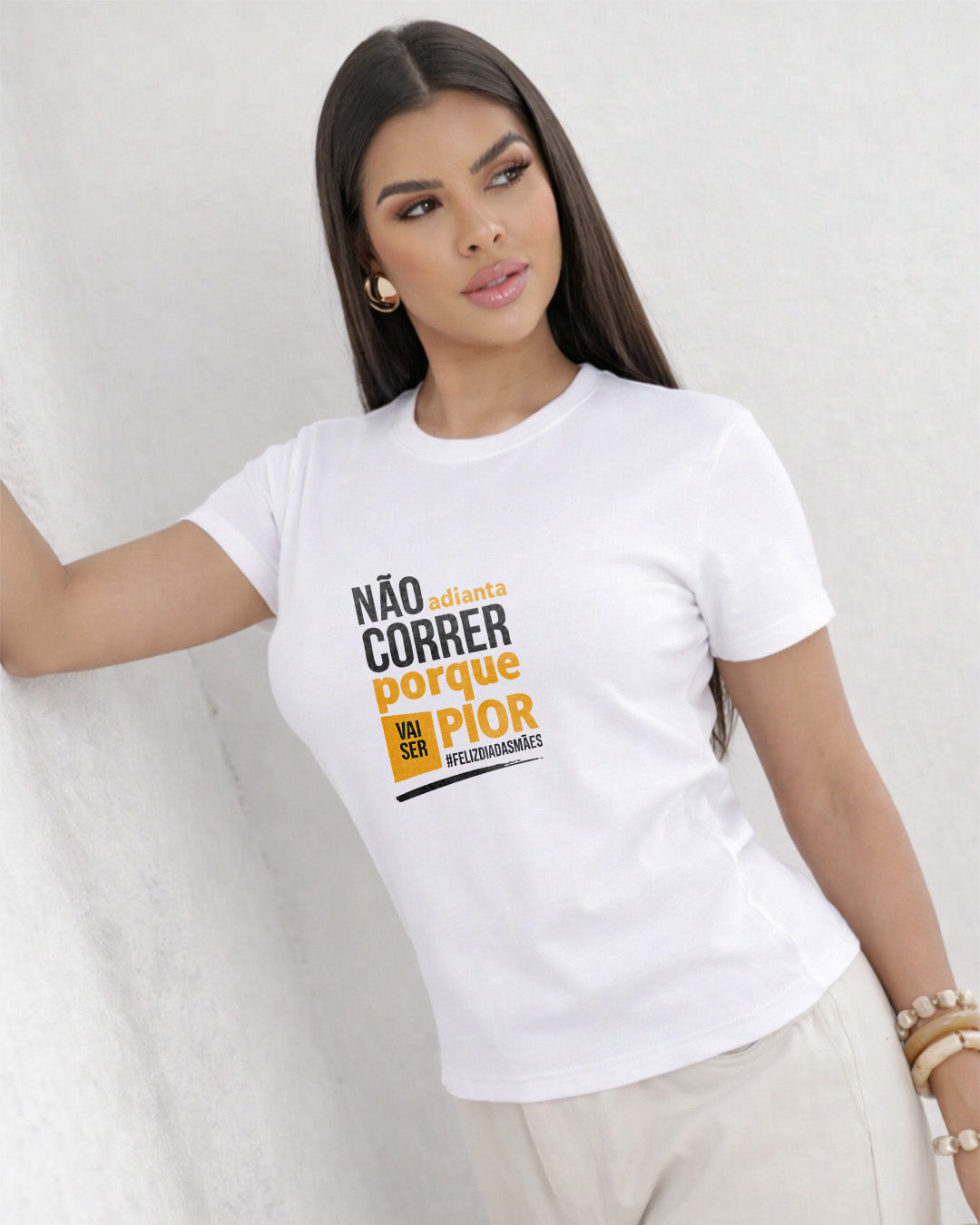 Camiseta Feminina Branca Frase Divertida de Mãe “Não adianta correr porque vai ser pior” Estampa Tipográfica Moderna