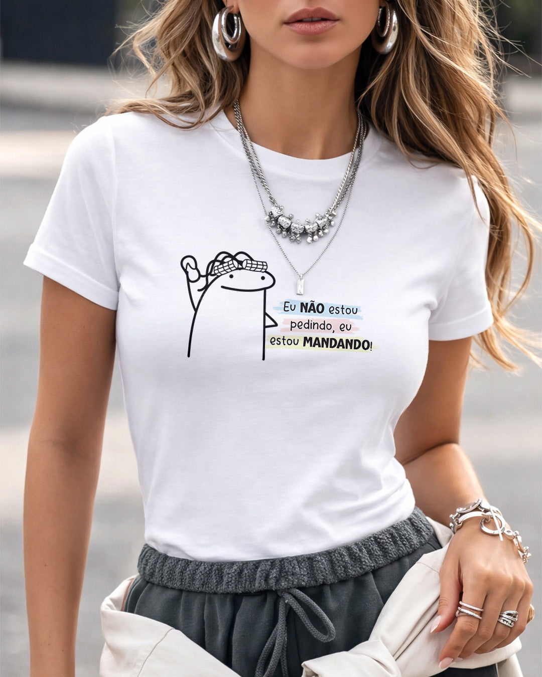 Camiseta Feminina Branca Frase Divertida de Mãe “Eu não estou pedindo, eu estou mandando!” Estampa com Ilustração Minimalista e Tipografia Moderna