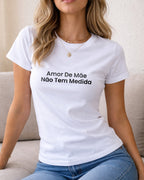 Camiseta Amor De Mãe Não Tem Medida Com Estampa Frontal
