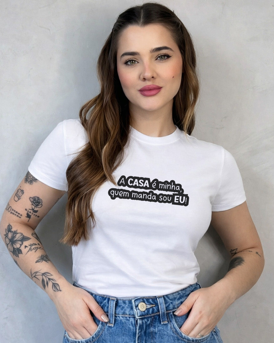 Camiseta Feminina Branca Frase Divertida de Mãe “A casa é minha, quem manda sou eu!” Estampa Tipográfica em Preto