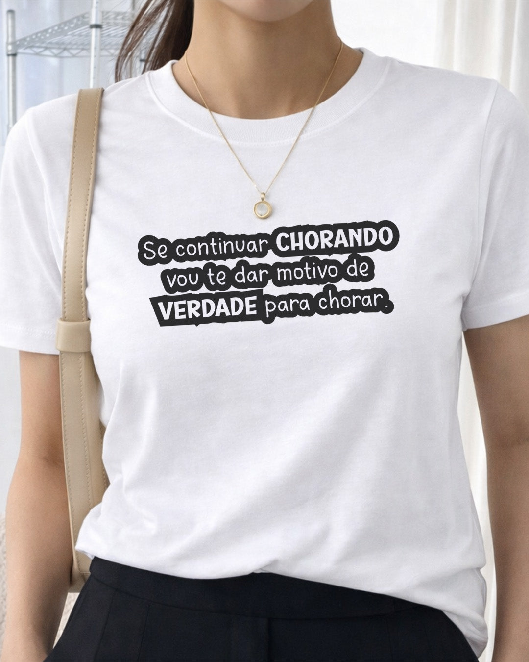 Camiseta Feminina Branca Frase Divertida de Mãe “Se continuar chorando vou te dar motivo de verdade para chorar” Estampa Tipográfica em Preto