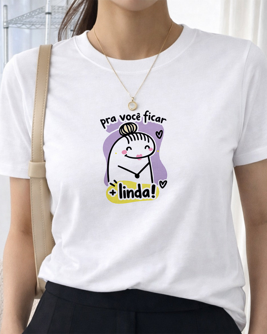 Camiseta Feminina Branca Pra Você Ficar + Linda Estampa Fofa com Ilustração Delicada
