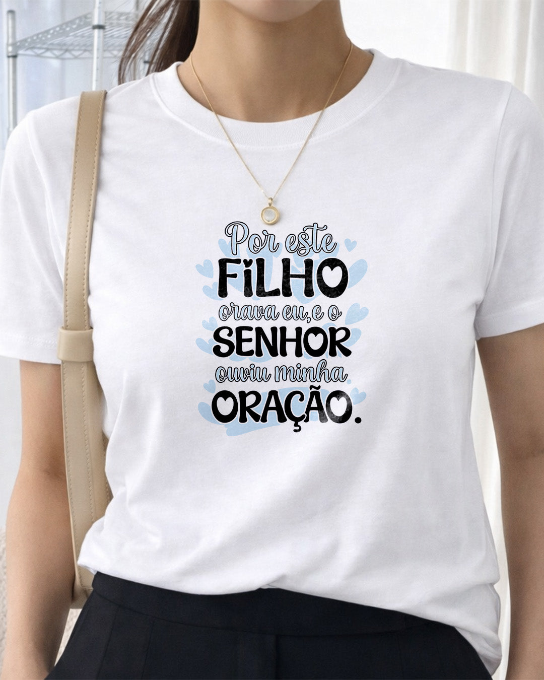 Camiseta Feminina Branca “Por este filho orava eu, e o Senhor ouviu minha oração” Estampa Religiosa com Tipografia Moderna e Detalhes em Azul