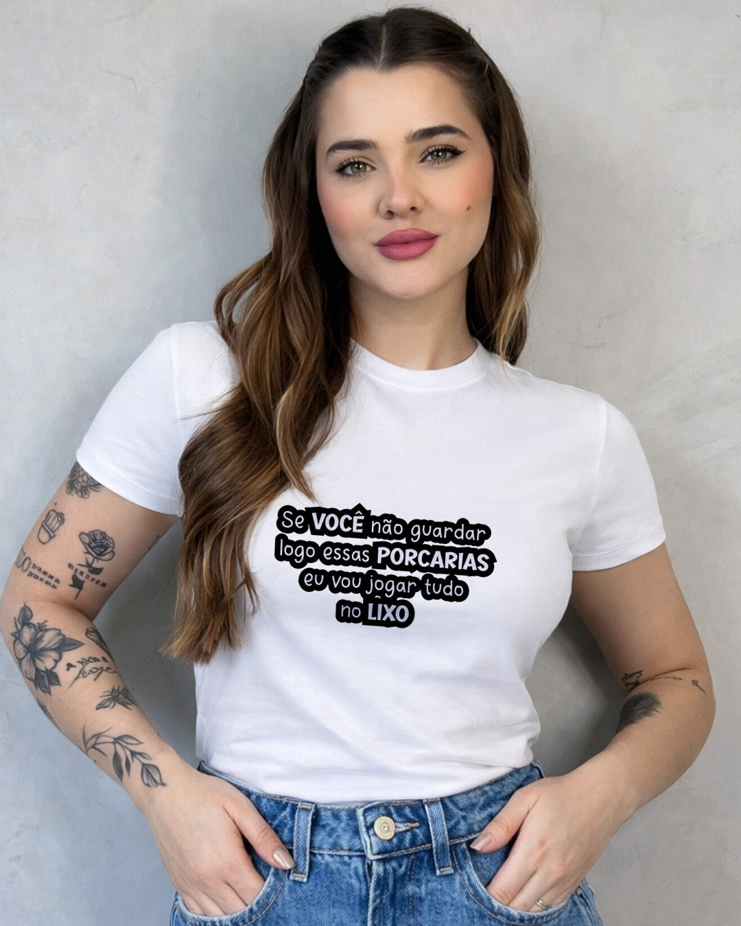 Camiseta Feminina Branca Frase Divertida de Mãe “Se você não guardar logo essas porcarias eu vou jogar tudo no lixo” Estampa Tipográfica em Preto