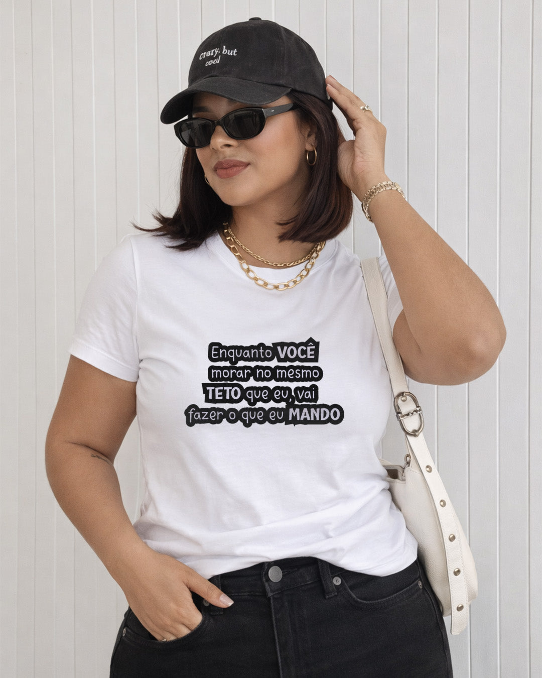 Camiseta Feminina Branca Frase Divertida de Mãe “Enquanto você morar no mesmo teto que eu, vai fazer o que eu mando” Estampa Tipográfica em Preto