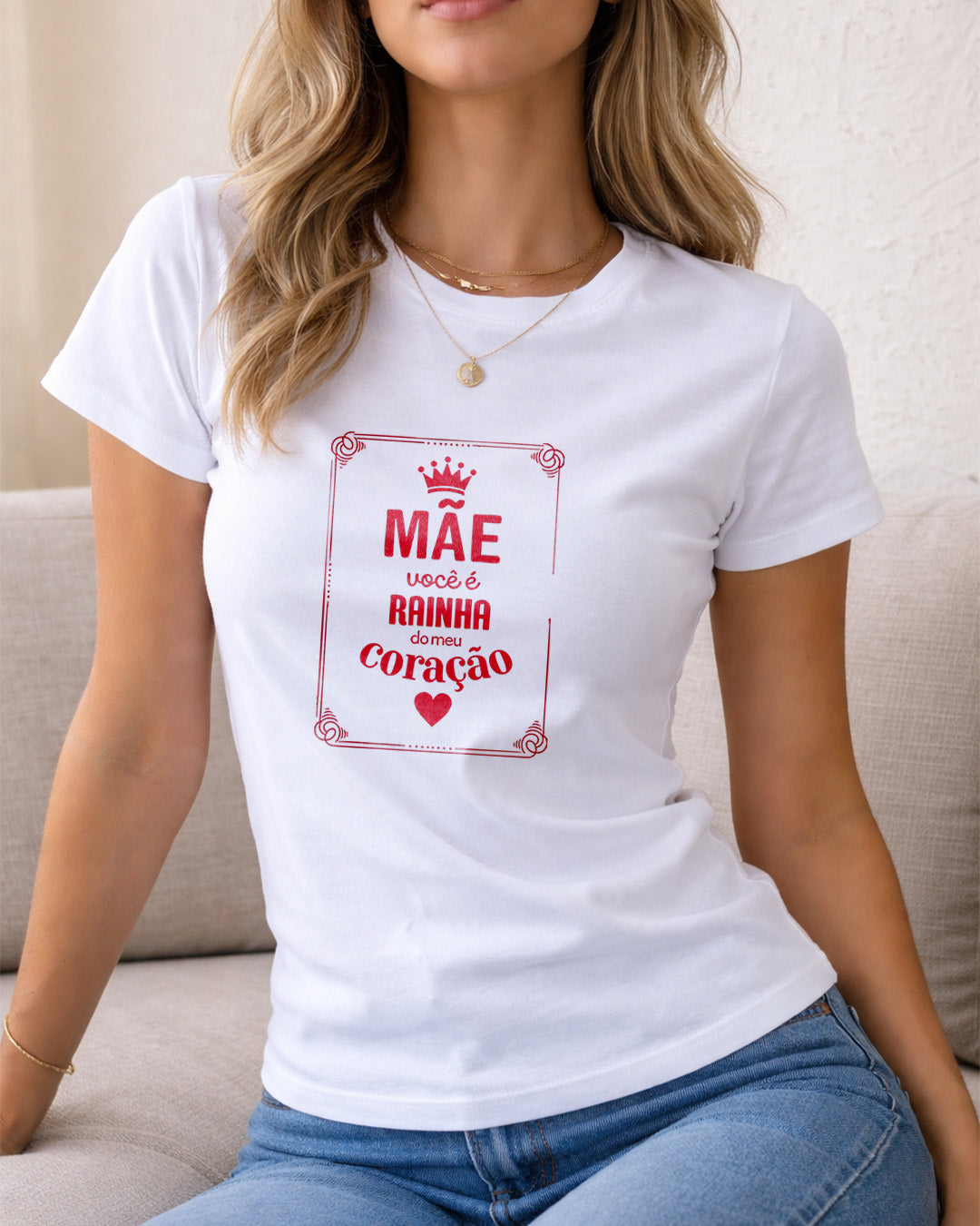 Camiseta Feminina Branca “Mãe você é Rainha do meu Coração” Estampa Delicada com Coroa e Coração em Vermelho