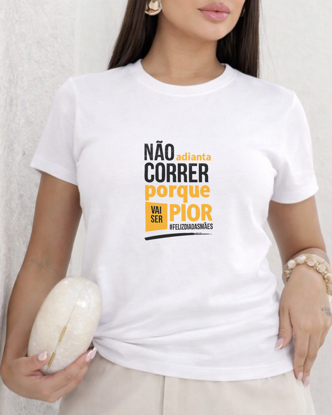 Camiseta Feminina Branca Frase Divertida de Mãe “Não adianta correr porque vai ser pior” Estampa Tipográfica Moderna