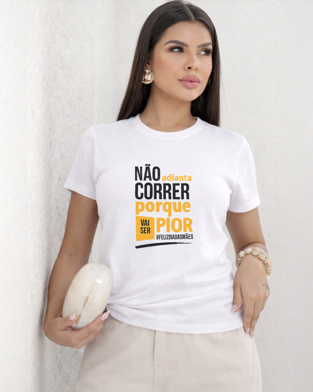 Camiseta Feminina Branca Frase Divertida de Mãe “Não adianta correr porque vai ser pior” Estampa Tipográfica Moderna