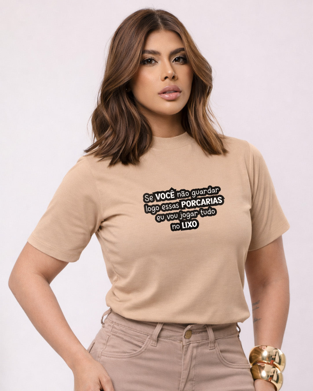 Camiseta Feminina Branca Frase Divertida de Mãe “Se você não guardar logo essas porcarias eu vou jogar tudo no lixo” Estampa Tipográfica em Preto