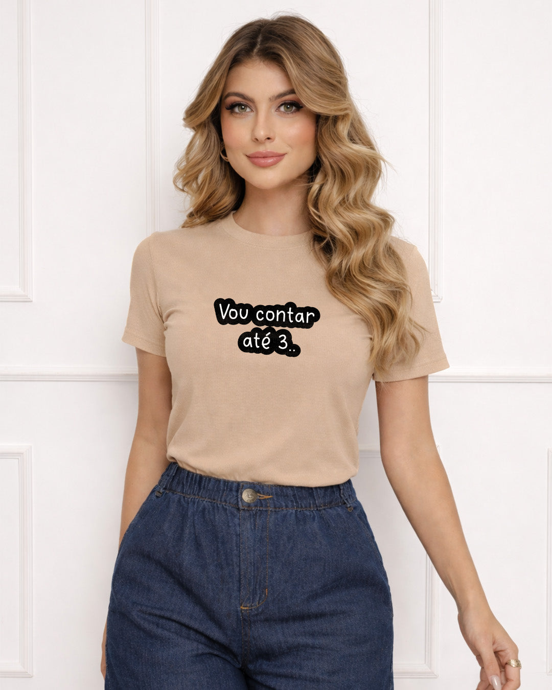 Camiseta Feminina Branca Frase Divertida de Mãe “Vou contar até 3…” Estampa Tipográfica em Preto