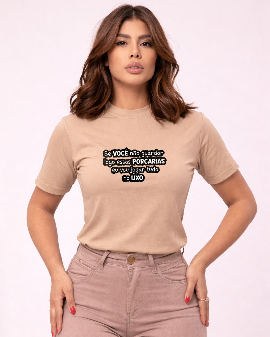 Camiseta Feminina Branca Frase Divertida de Mãe “Se você não guardar logo essas porcarias eu vou jogar tudo no lixo” Estampa Tipográfica em Preto