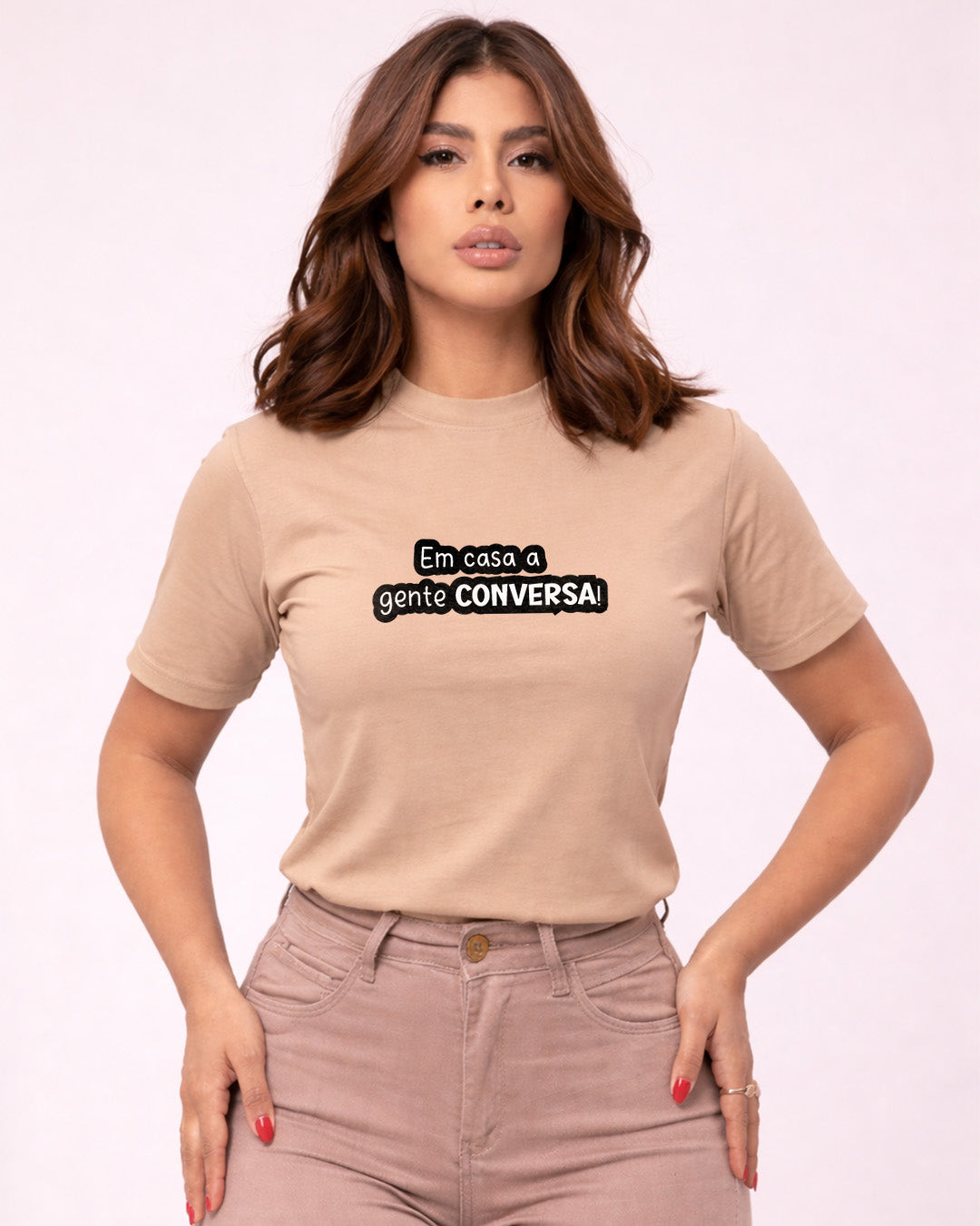 Camiseta Feminina Branca Frase Divertida de Mãe “Em casa a gente conversa!” Estampa Tipográfica Preta Casual Moderna