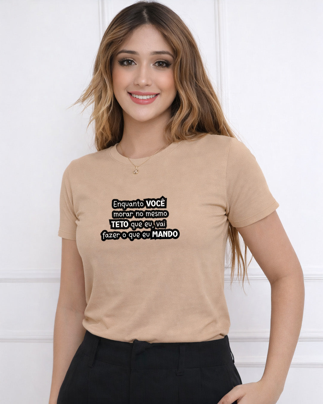 Camiseta Feminina Branca Frase Divertida de Mãe “Enquanto você morar no mesmo teto que eu, vai fazer o que eu mando” Estampa Tipográfica em Preto