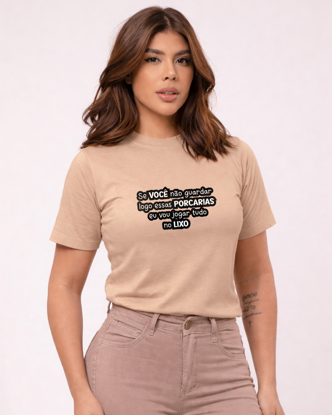 Camiseta Feminina Branca Frase Divertida de Mãe “Se você não guardar logo essas porcarias eu vou jogar tudo no lixo” Estampa Tipográfica em Preto