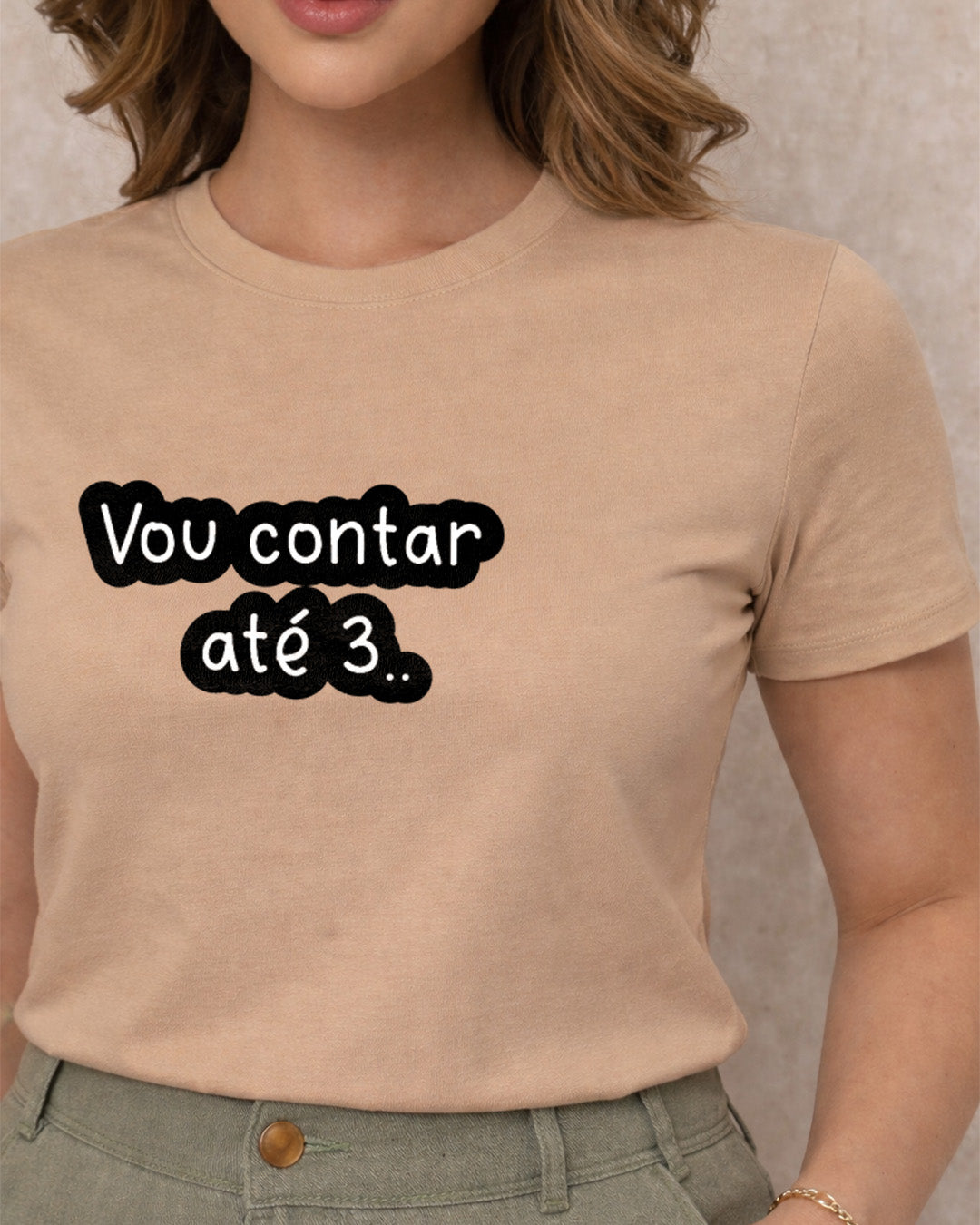 Camiseta Feminina Branca Frase Divertida de Mãe “Vou contar até 3…” Estampa Tipográfica em Preto