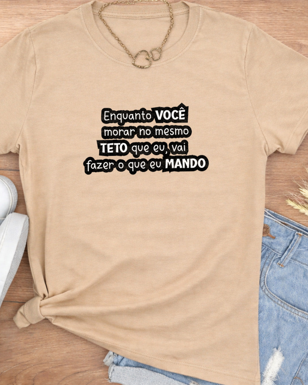 Camiseta Feminina Branca Frase Divertida de Mãe “Enquanto você morar no mesmo teto que eu, vai fazer o que eu mando” Estampa Tipográfica em Preto