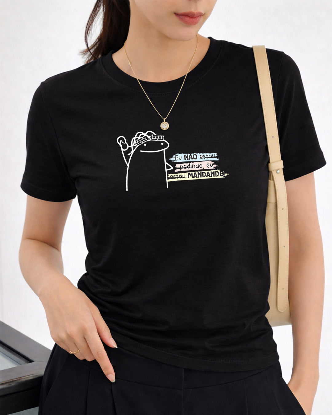 Camiseta Feminina Branca Frase Divertida de Mãe “Eu não estou pedindo, eu estou mandando!” Estampa com Ilustração Minimalista e Tipografia Moderna