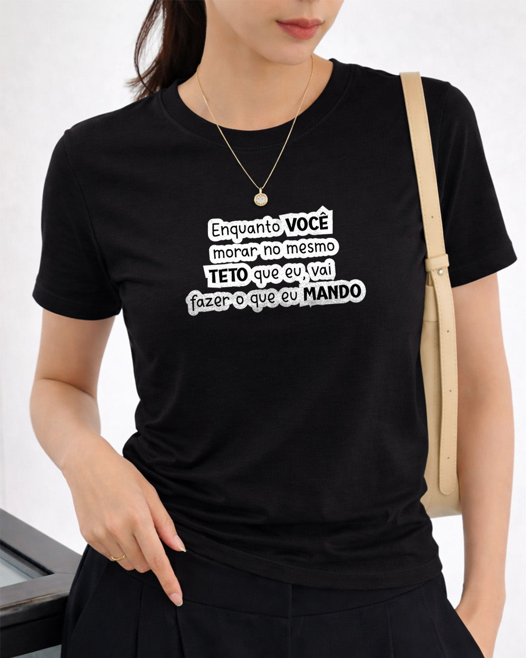 Camiseta Feminina Branca Frase Divertida de Mãe “Enquanto você morar no mesmo teto que eu, vai fazer o que eu mando” Estampa Tipográfica em Preto