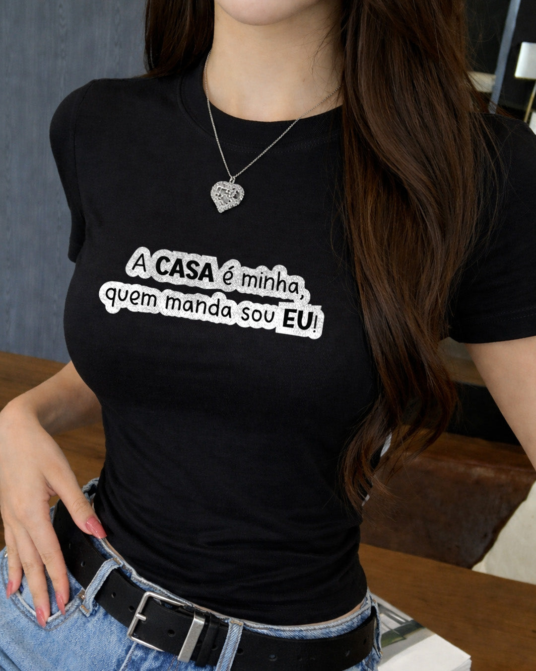 Camiseta Feminina Branca Frase Divertida de Mãe “A casa é minha, quem manda sou eu!” Estampa Tipográfica em Preto