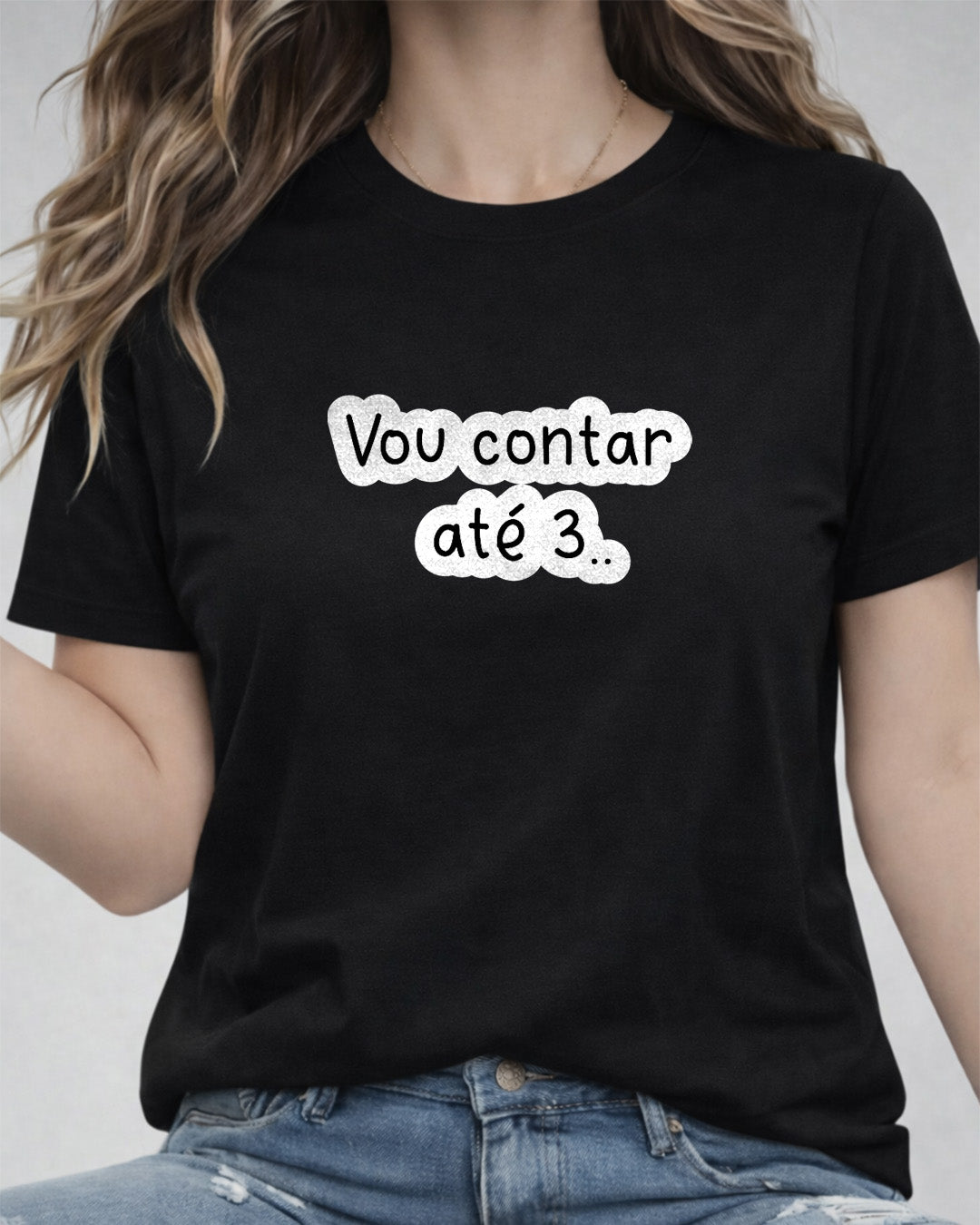 Camiseta Feminina Branca Frase Divertida de Mãe “Vou contar até 3…” Estampa Tipográfica em Preto