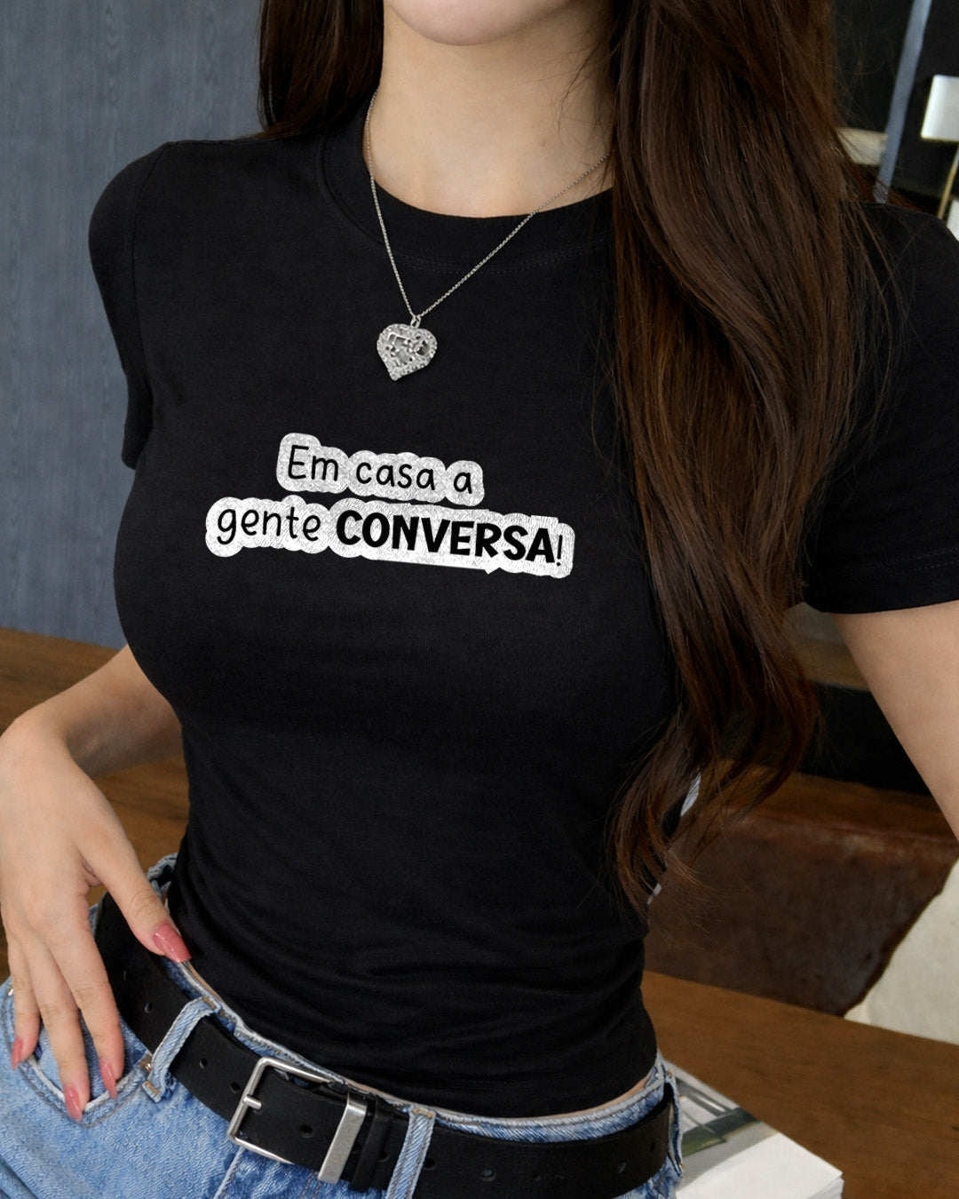Camiseta Feminina Branca Frase Divertida de Mãe “Em casa a gente conversa!” Estampa Tipográfica Preta Casual Moderna