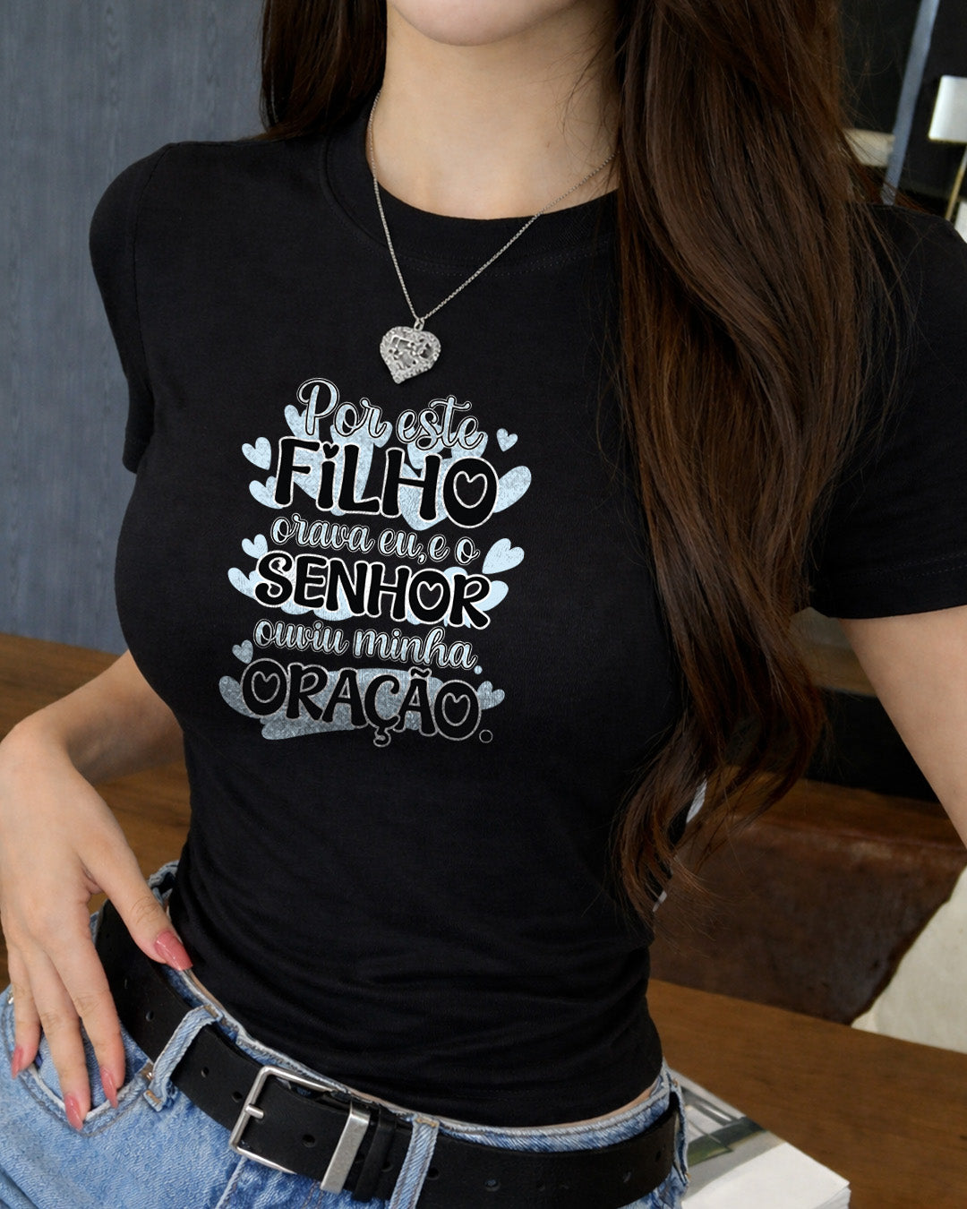 Camiseta Feminina Branca “Por este filho orava eu, e o Senhor ouviu minha oração” Estampa Religiosa com Tipografia Moderna e Detalhes em Azul