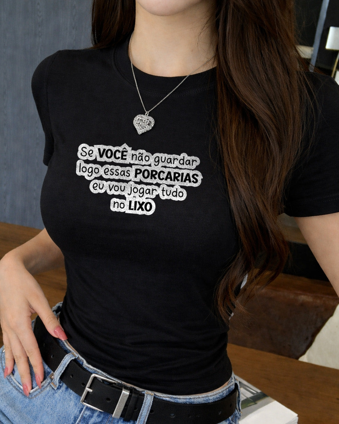 Camiseta Feminina Branca Frase Divertida de Mãe “Se você não guardar logo essas porcarias eu vou jogar tudo no lixo” Estampa Tipográfica em Preto