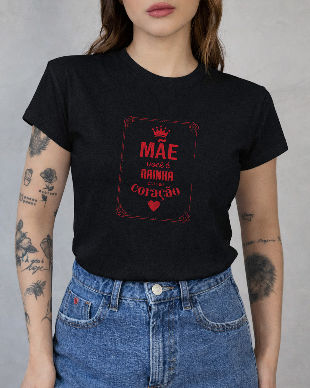 Camiseta Feminina Branca “Mãe você é Rainha do meu Coração” Estampa Delicada com Coroa e Coração em Vermelho