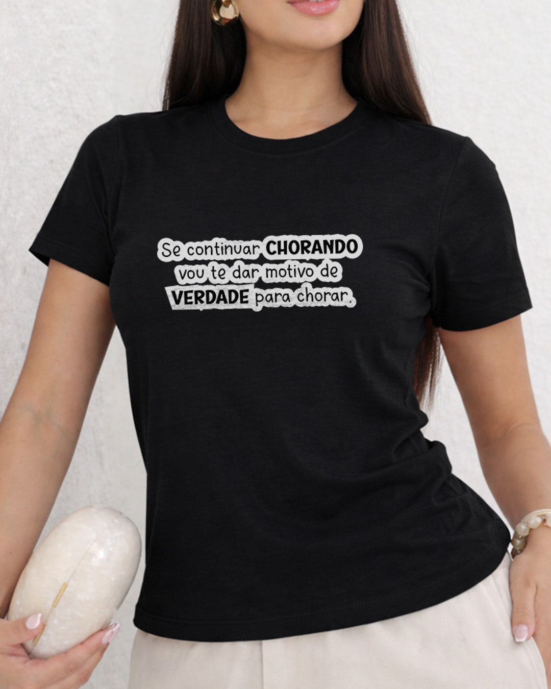 Camiseta Feminina Branca Frase Divertida de Mãe “Se continuar chorando vou te dar motivo de verdade para chorar” Estampa Tipográfica em Preto