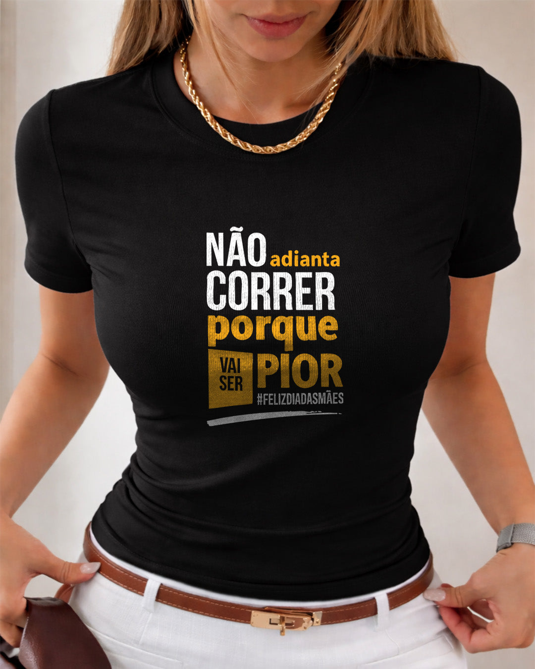 Camiseta Feminina Branca Frase Divertida de Mãe “Não adianta correr porque vai ser pior” Estampa Tipográfica Moderna