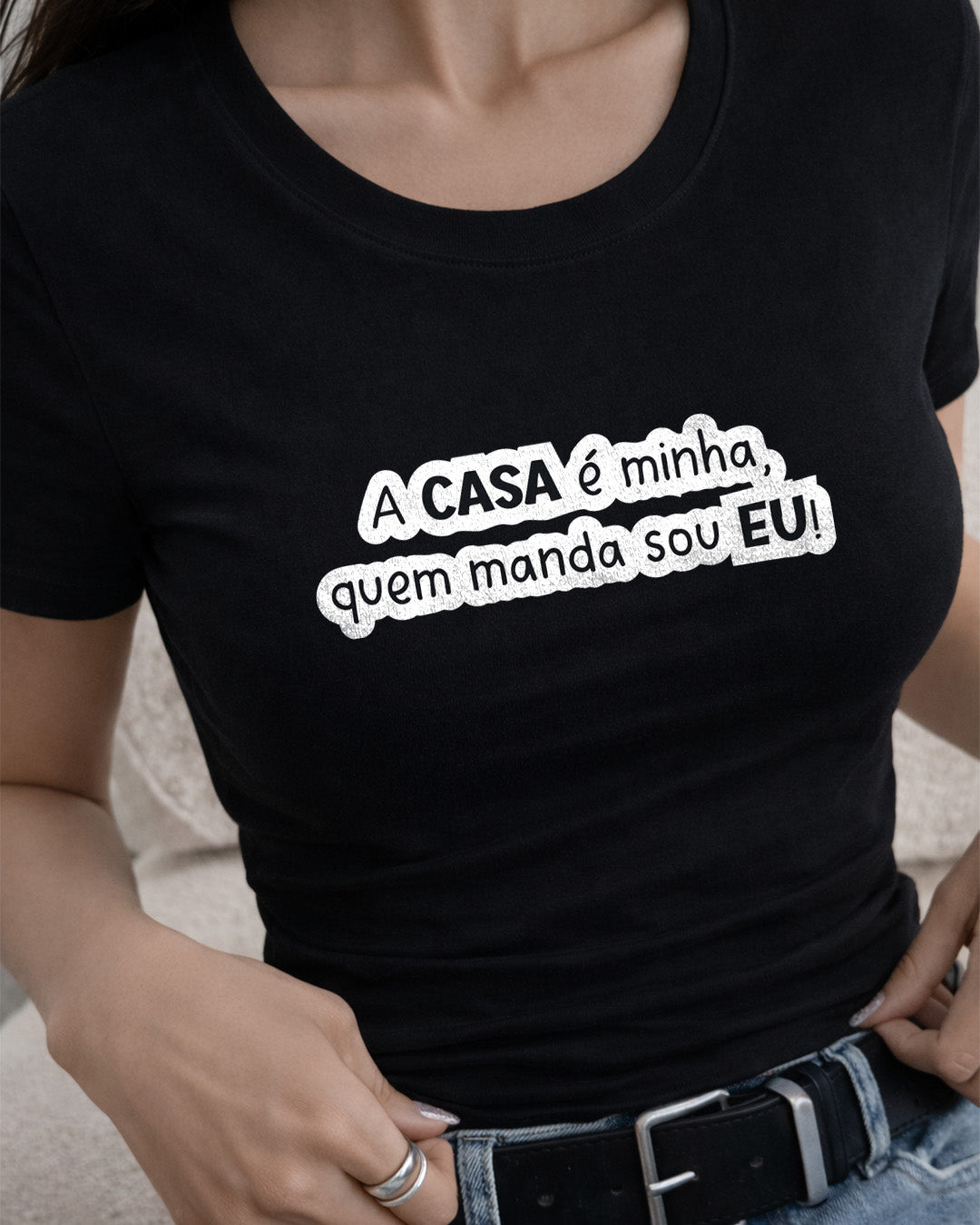 Camiseta Feminina Branca Frase Divertida de Mãe “A casa é minha, quem manda sou eu!” Estampa Tipográfica em Preto