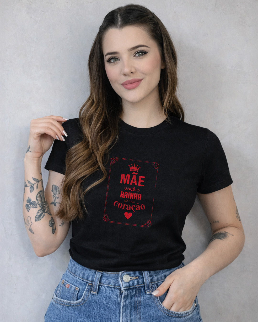 Camiseta Feminina Branca “Mãe você é Rainha do meu Coração” Estampa Delicada com Coroa e Coração em Vermelho
