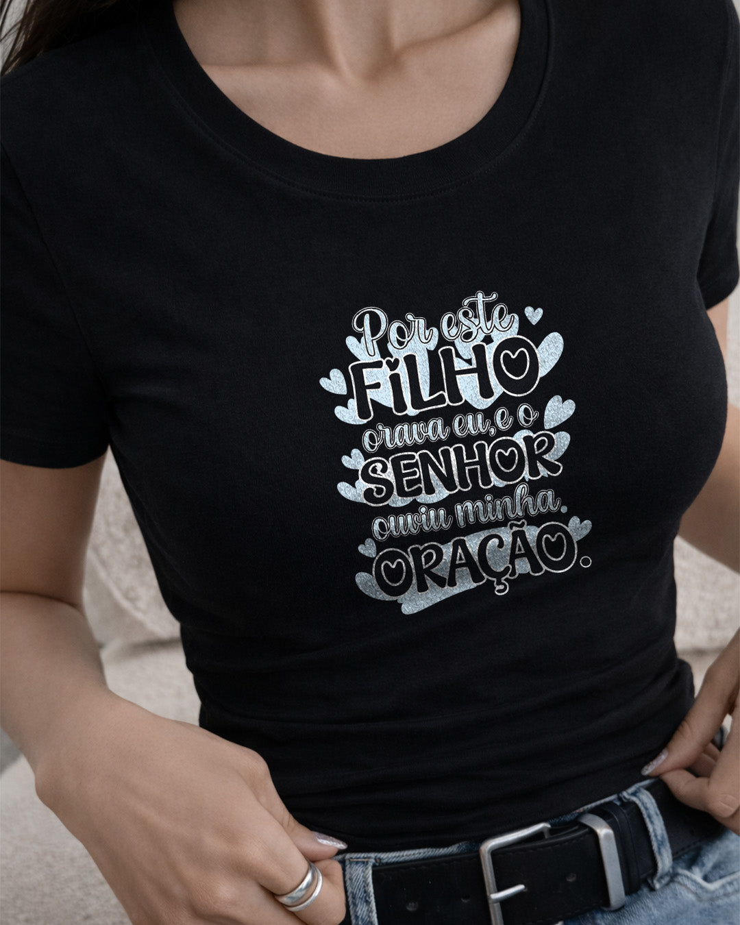 Camiseta Feminina Branca “Por este filho orava eu, e o Senhor ouviu minha oração” Estampa Religiosa com Tipografia Moderna e Detalhes em Azul