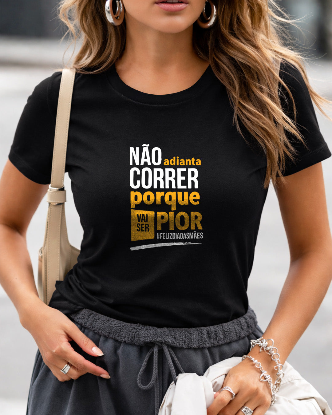 Camiseta Feminina Branca Frase Divertida de Mãe “Não adianta correr porque vai ser pior” Estampa Tipográfica Moderna