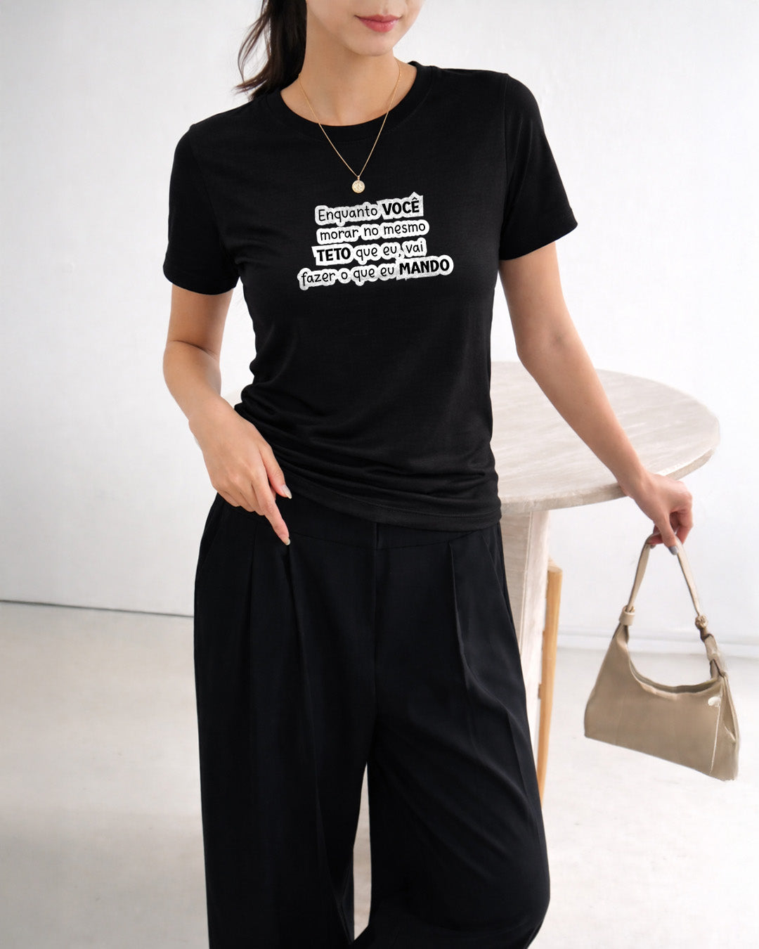 Camiseta Feminina Branca Frase Divertida de Mãe “Enquanto você morar no mesmo teto que eu, vai fazer o que eu mando” Estampa Tipográfica em Preto