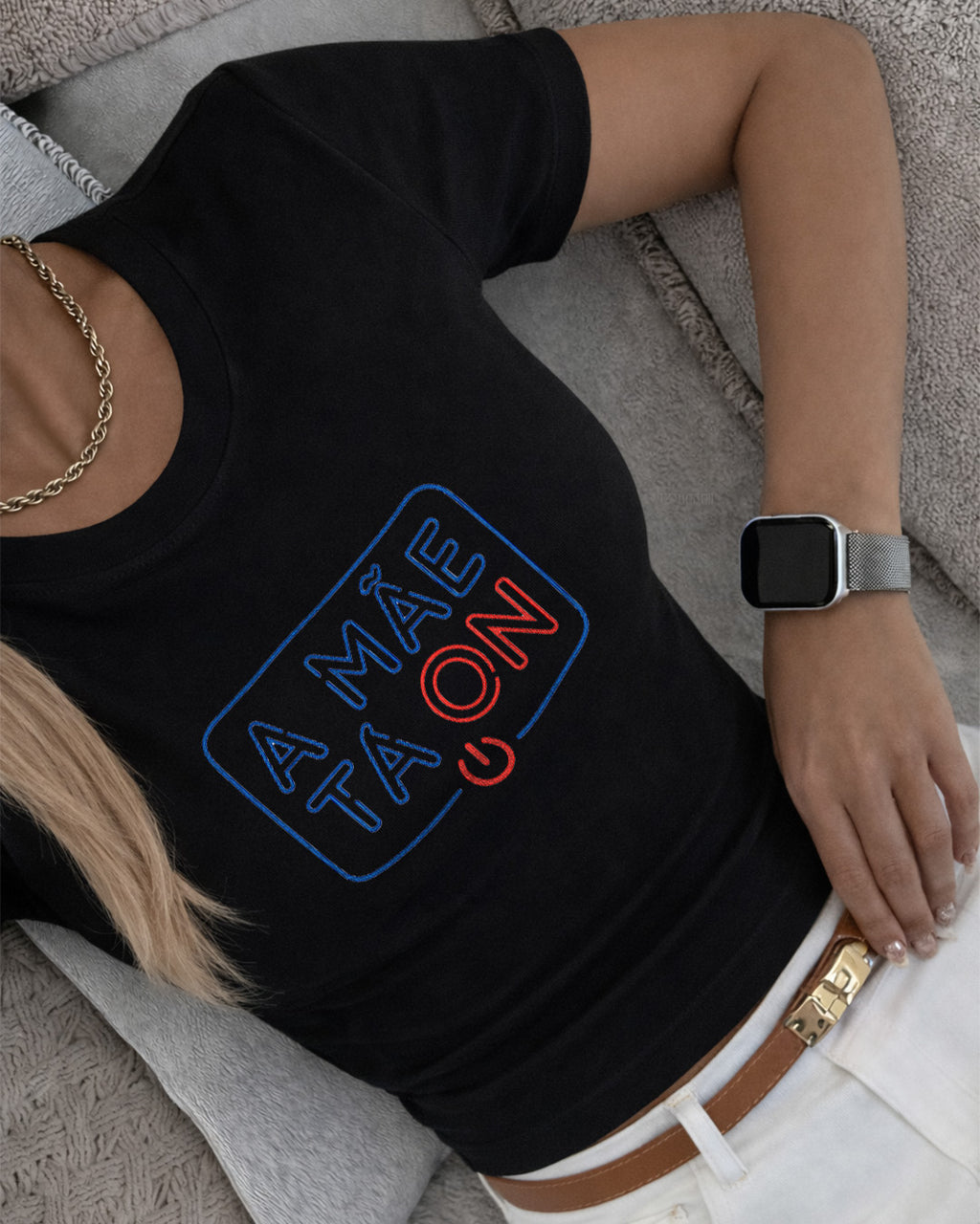 Camiseta A Mãe Tá On Com Estampa Tipográfica Moderna