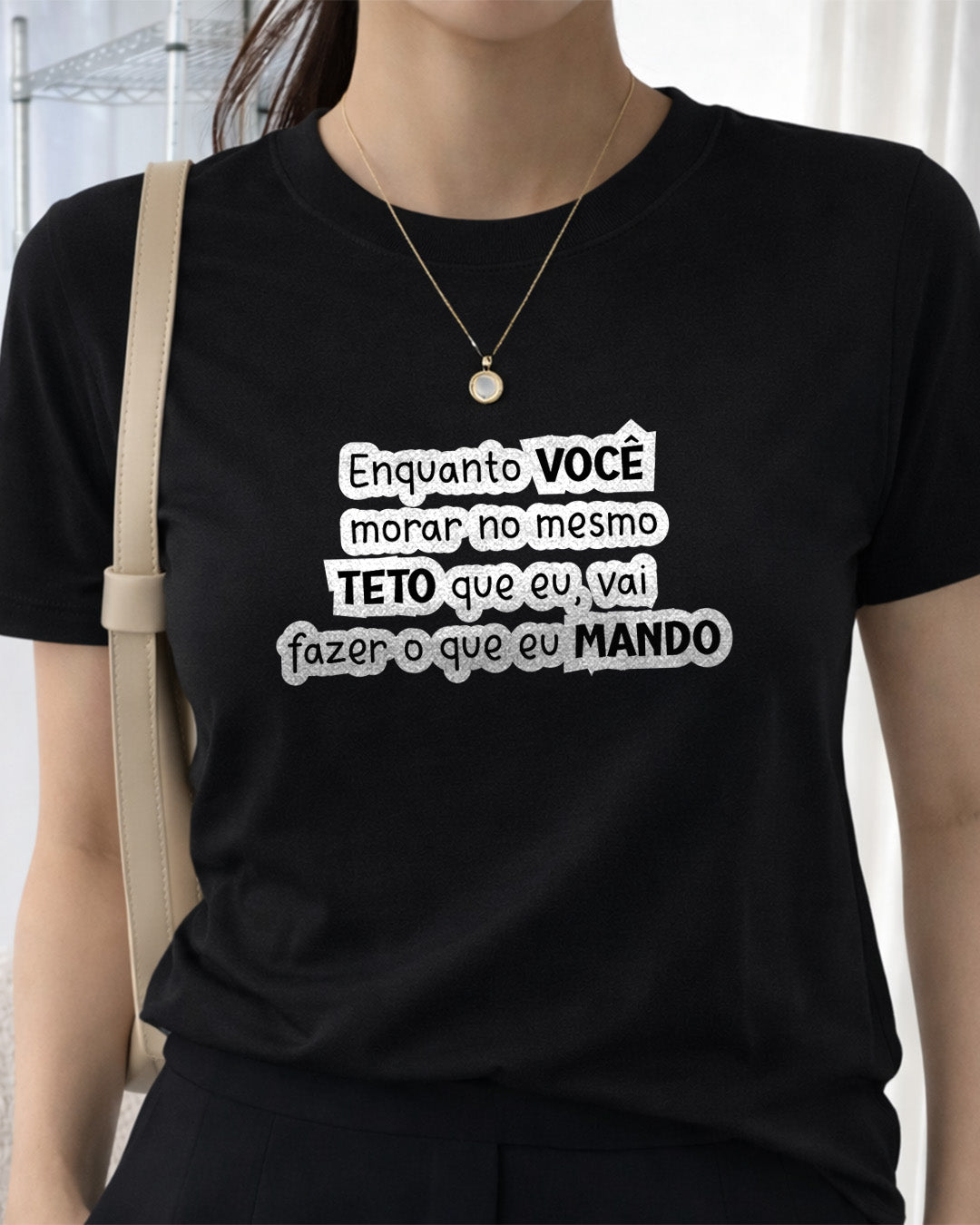 Camiseta Feminina Branca Frase Divertida de Mãe “Enquanto você morar no mesmo teto que eu, vai fazer o que eu mando” Estampa Tipográfica em Preto